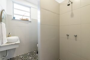 Image 33 - 205013