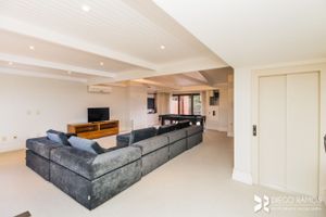 Image 33 - 207920
