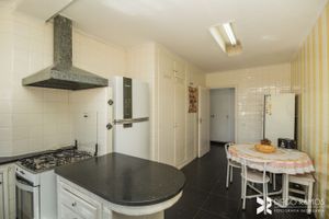 Image 37 - 209860