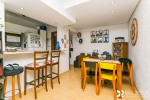 Image 4 - 210000