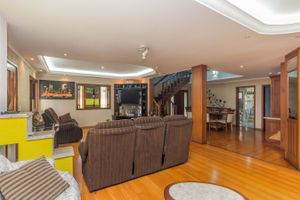 Image 11 - 212204