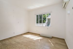 Image 10 - 215115