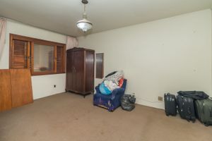 Image 10 - 215211