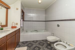 Image 39 - 215211