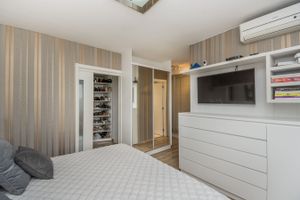 Image 15 - 215500