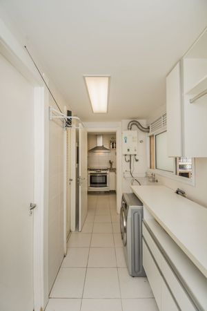 Image 31 - 215500