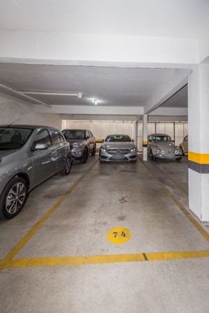 Image 32 - 215500