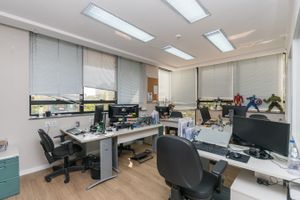 Image 24 - 215572