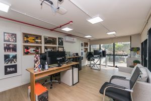 Image 33 - 215572