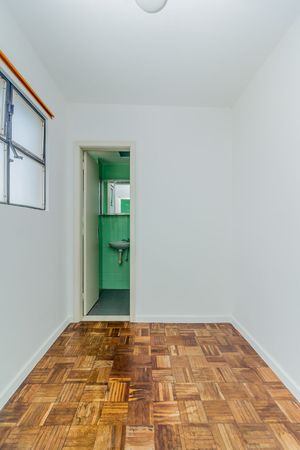 Image 33 - 215660