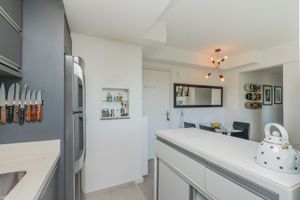 Image 18 - 215686