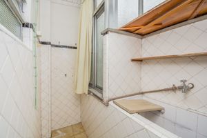 Image 19 - 215904
