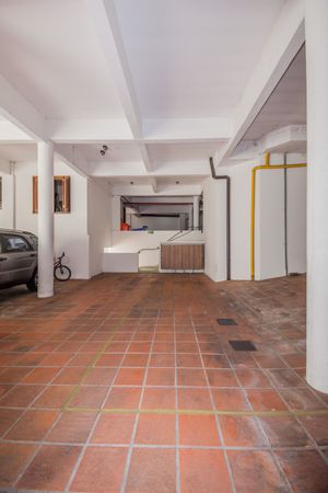 Image 33 - 215997