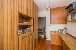 Image 31 - 216320