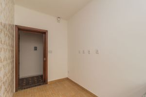 Image 23 - 216400