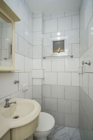 Image 33 - 217028