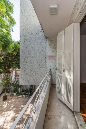 Image 4 - 218001