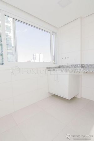 Image 11 - 218011