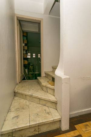 Image 6 - 218698