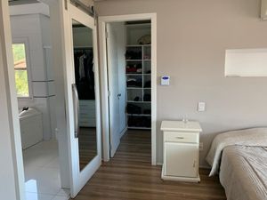 Image 19 - 218827