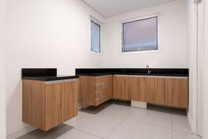 Image 14 - 218948