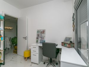 Image 18 - 219444