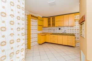 Image 15 - 225700