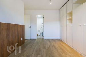 Image 19 - 228070
