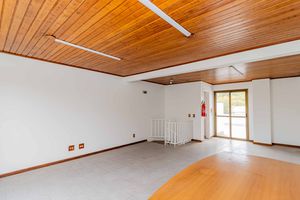 Image 19 - 228637