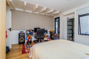 Image 10 - 228947