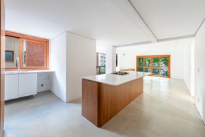 Image 9 - 242402