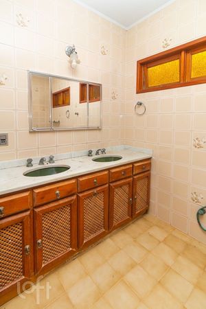 Image 19 - 285328