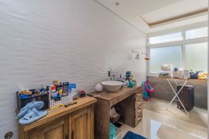 Image 21 - 298595