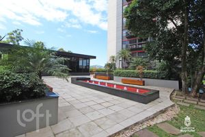 Image 21 - 300100