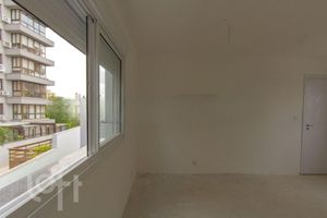 Image 20 - 304053