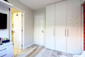 Image 19 - 304955