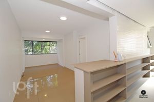 Image 21 - 305521