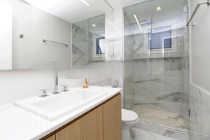 Image 19 - 305610