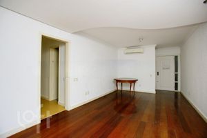 Image 5 - 306782