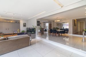 Image 4 - 310314