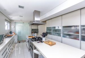 Image 17 - 323794