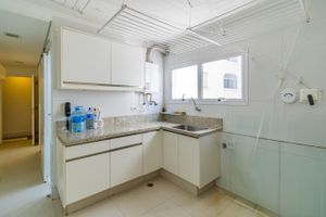 Image 11 - 325037