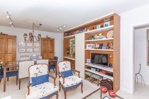 Image 10 - 325570