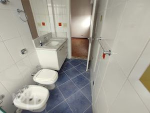 Image 24 - 329305