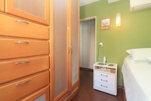Image 19 - 329398