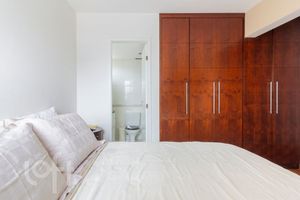 Image 19 - 369104