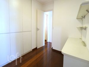 Image 17 - 372572