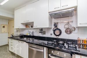 Image 17 - 377034