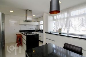 Image 5 - 379415