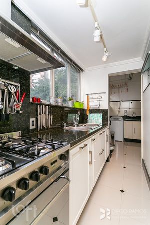 Image 18 - 518812